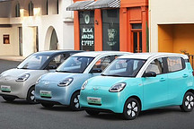 宏光MINIEV四门版亮相：时尚配色+舒适空间+智能配置