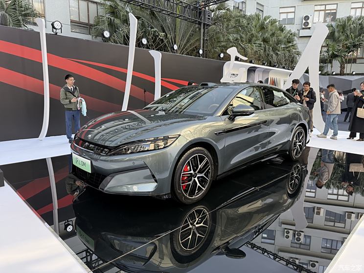 比亚迪汉L首发：30万级旗舰车，2.7秒破百，豪华配置尽显中式奢华