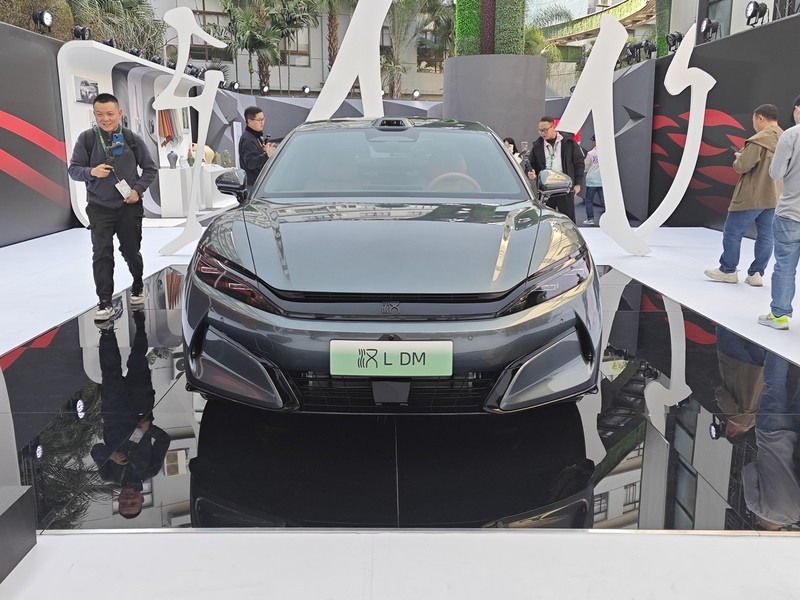 比亚迪汉L正式亮相，双电机版零百加速仅2.7秒