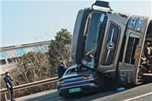 小米SU7被大貨車壓頂完全不虛 路人：小米抗住了所有