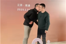 魅力太大！蔚來李斌參加車友年會 被男車主強吻