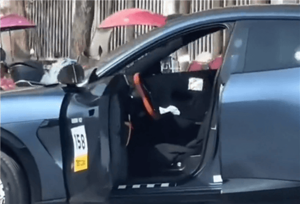 小米YU7最新實(shí)車(chē)照曝光：無(wú)框車(chē)門(mén)已開(kāi)可見(jiàn)內(nèi)飾