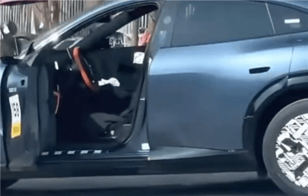 小米YU7最新實(shí)車(chē)照曝光：無(wú)框車(chē)門(mén)已開(kāi)可見(jiàn)內(nèi)飾
