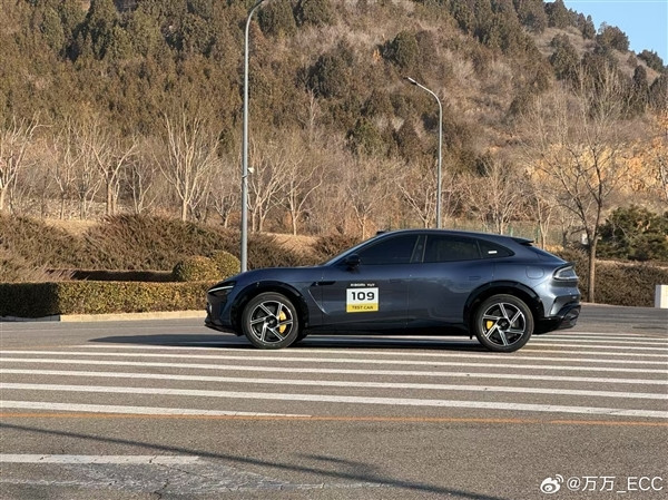 小米YU7最新實(shí)車(chē)照曝光：無(wú)框車(chē)門(mén)已開(kāi)可見(jiàn)內(nèi)飾