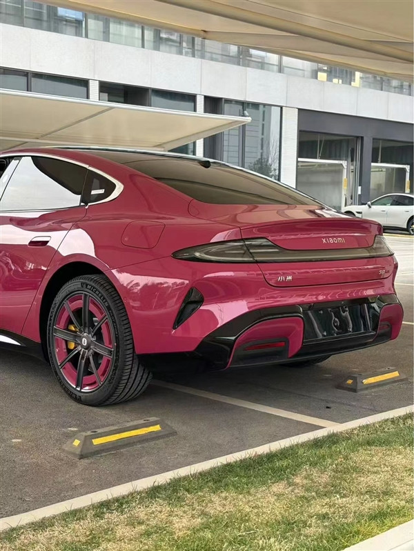 小姐姐最愛 小米SU7璀璨洋紅實車首曝：比保時捷還吸睛