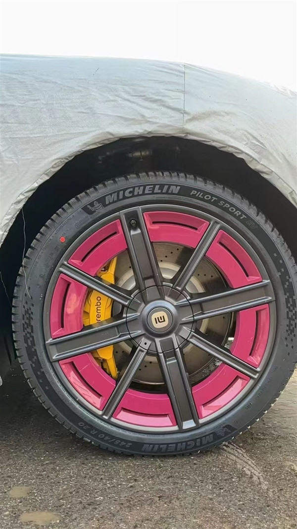 小姐姐最愛 小米SU7璀璨洋紅實車首曝：比保時捷還吸睛
