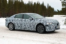 奔驰电动C级轿车路测曝光：放弃EQ设计，回归经典造型