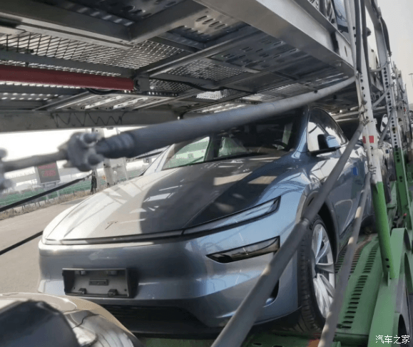 新款特斯拉Model Y实车 曝外观内饰 车身比例未变 转向灯拨杆保留