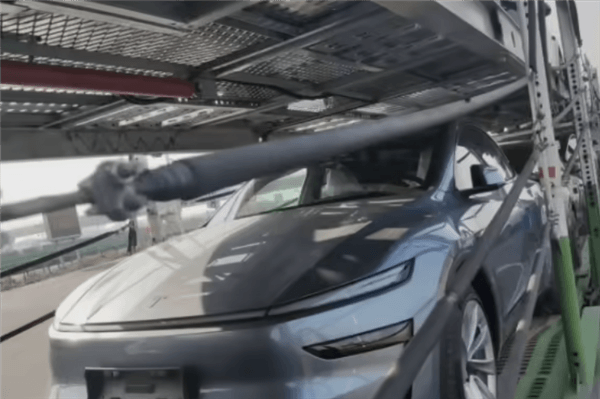 新款特斯拉Model Y量產(chǎn)版實(shí)車曝光：轉(zhuǎn)向燈撥桿重新回歸