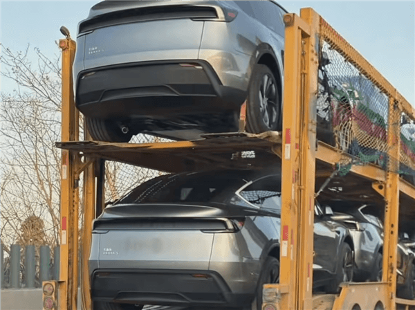 新款特斯拉Model Y量產(chǎn)版實(shí)車曝光：轉(zhuǎn)向燈撥桿重新回歸
