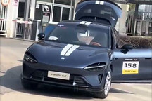 小米YU7實車圖再曝光 無框式車門 一體式尾門開啟 拉花樣式運動