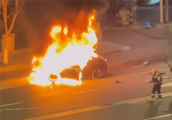 特斯拉夜間高速撞車：整車自燃起火 還伴有爆炸聲