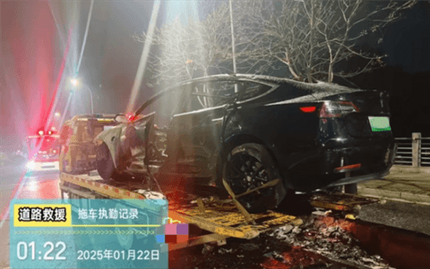 特斯拉夜间高速撞车：整车自燃起火 还伴有爆炸声