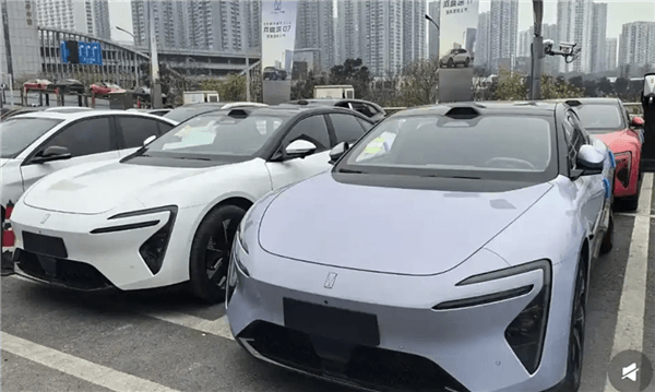 特斯拉Model 3新對(duì)手！阿維塔06多種配色實(shí)車(chē)曝光