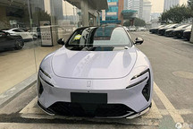 阿维塔06中型轿车亮相：多色可选，纯电增程双动力