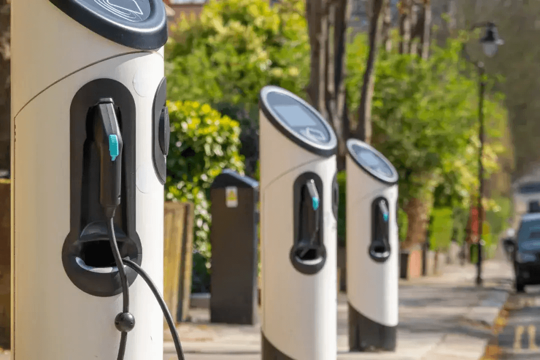 “懂王”二進宮，揮刀砍向電動汽車