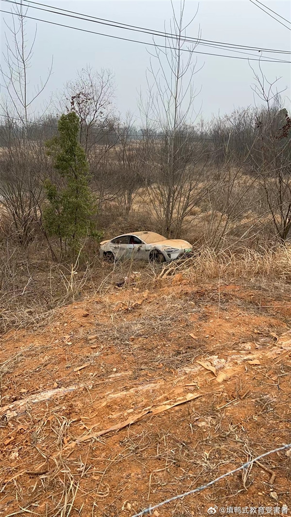 路面不平致小米SU7翻下路邊嚴(yán)重受損：車內(nèi)人沒(méi)事