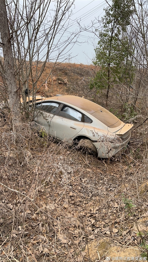 路面不平致小米SU7翻下路邊嚴(yán)重受損：車內(nèi)人沒(méi)事