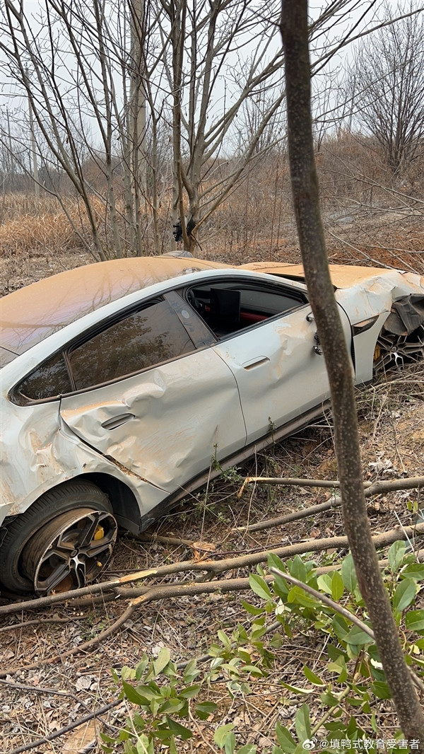 路面不平致小米SU7翻下路邊嚴(yán)重受損：車內(nèi)人沒(méi)事