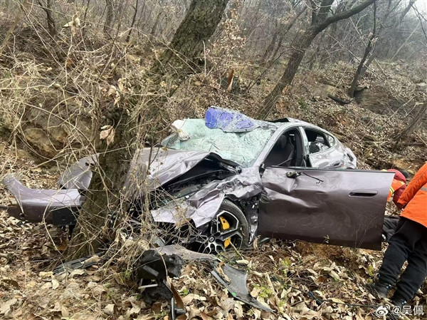 路面不平致小米SU7翻下路邊嚴(yán)重受損：車內(nèi)人沒(méi)事