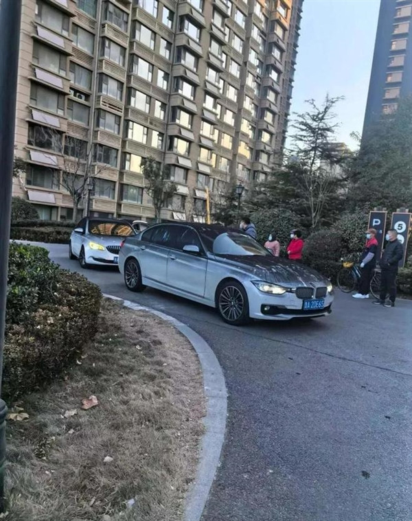 小區(qū)地庫起火燒毀十幾輛汽車摩托車 消防報告：小鵬電動車起火所致