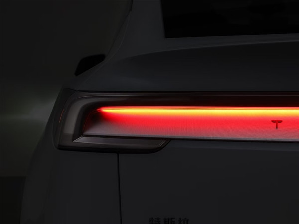 煥新版Model Y國內(nèi)實車展示：車燈大不同 后排可電動折疊