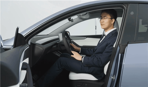 煥新版Model Y國內(nèi)實車展示：車燈大不同 后排可電動折疊