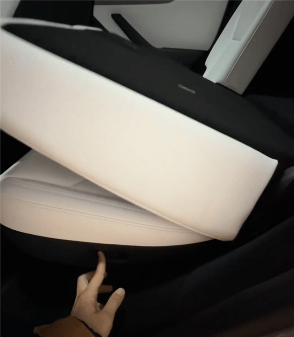 煥新版Model Y國內(nèi)實車展示：車燈大不同 后排可電動折疊