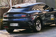 小米YU7 Max實(shí)車上路！車漆質(zhì)感細(xì)膩、全新括號(hào)轉(zhuǎn)向燈亮了