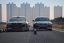 鸿蒙智行S800亮相春晚，全球首发16°蟹行模式及智能光幕玻璃