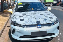 新款比亞迪秦PLUS EV實車圖 比現款車型更大氣 尺寸增長 選裝智駕