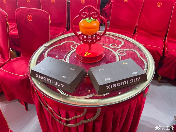 今年春晚上小米SU7 Ultra車模又被“薅”走了：只剩底座