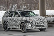 凱美瑞同款前臉/懸浮式中控屏！全新豐田RAV4測試車曝光！