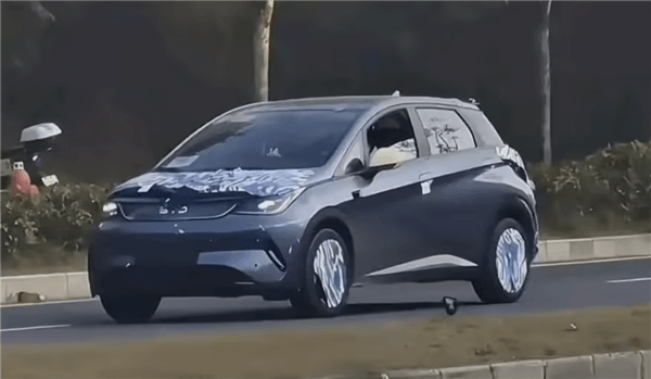 上市四年來(lái)首次改款：2025款比亞迪海豚實(shí)車曝光