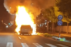 “理想MEGA上海街頭突發(fā)起火 車內(nèi)人員驚險逃生”