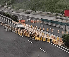 無錫新能源SUV輔助駕駛失控撞護欄 車頭嚴重變形