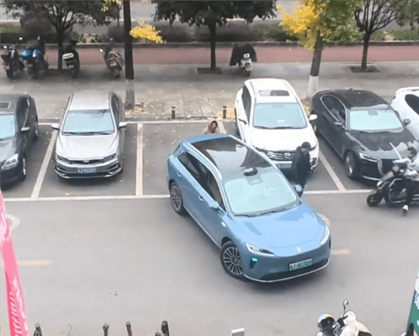 尚界H5遇到人肉占車位 車主巧用調(diào)虎離山和自動(dòng)泊車搶到車位