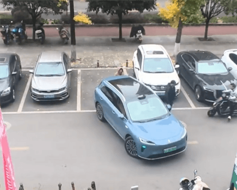 尚界H5遇到人肉占车位 车主巧用调虎离山和自动泊车抢到车位