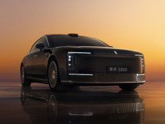 李連杰喜提第10000臺鴻蒙智行S800，國產(chǎn)超豪華轎車銷量破紀錄