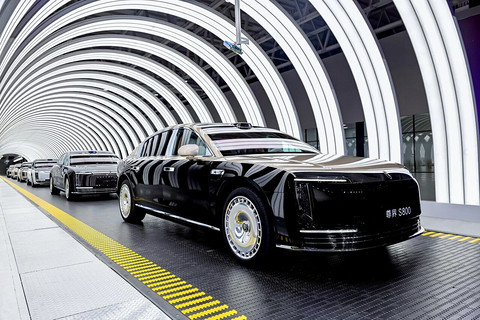 百亿资金“备战”，车企集体“囤粮”