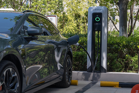 百亿资金“备战”，车企集体“囤粮”