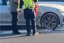 宝马i3行驶中底盘起火 女车主：原来不能同时踩油门刹车