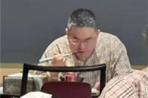 網(wǎng)友拍到夏一平回老家：過(guò)年一個(gè)人住洗浴中心 頭發(fā)也白了