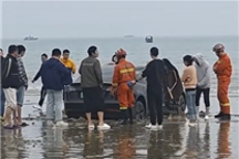 特斯拉Model 3深陷海灘：越野車、皮卡救援無果 還得鏟車上