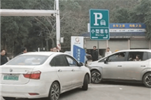 春運服務(wù)區(qū)保留節(jié)目上演！兩電動車爭搶充電樁 一人怒砸車
