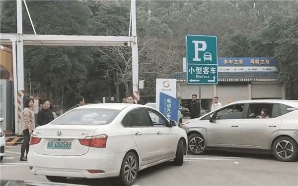 節(jié)假日服務(wù)區(qū)保留節(jié)目上演！兩電動車爭搶充電樁 一人怒砸車