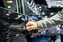 上海发布2025年汽车以旧换新政策，新能源车最高补贴1.5万元