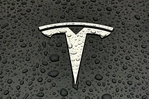 特斯拉股价暴跌近半，销量下滑遭投行下调目标价