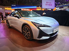 極狐阿爾法S5亮相：3.7秒破百+708km續航，智能電動新標桿
