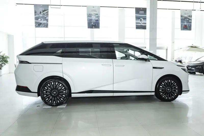 2025款小鹏X9上市：起售价35.98万，标配AI智驾与后轮转向